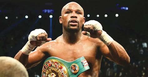 Floyd Mayweather egy ütéssel találja el Conor McGregort a mérkőzés során