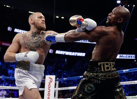 Floyd Mayweather és Conor McGregor a mérkőzés utáni sajtótájékoztatón