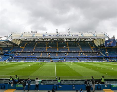 A Chelsea FC címere és a Stamford Bridge stadion