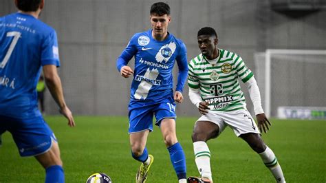 Labdarúgók küzdenek a labdáért egy Ferencváros - Videoton mérkőzésen