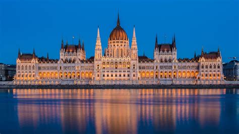 Az Országház épülete a Duna-parton