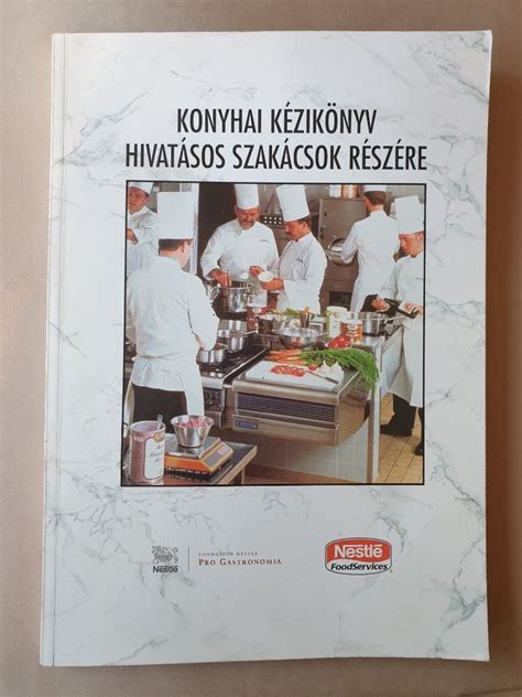 Szakácsok konyhai feladataik közben