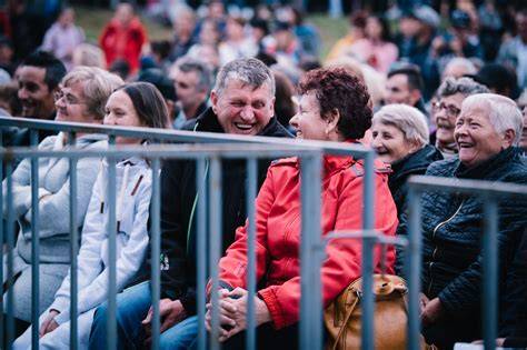 Tömeg nézi a futballmeccset szabadtéri kivetítőn