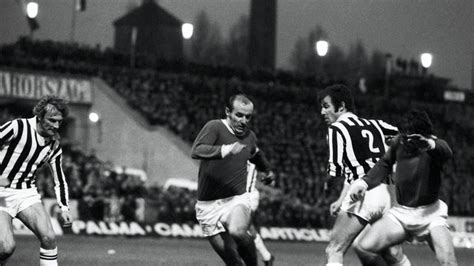 Giuseppe Furino, a Juventus játékosa tisztáz Bene Ferenc, az Újpesti Dózsa csatára elől a BEK Megyeri úti mérkőzésén