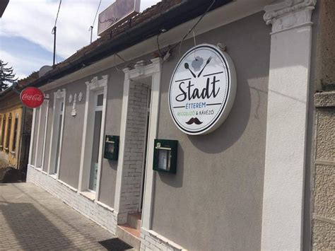 A Stadt Étterem külső frontja Budakeszin