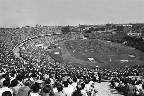 Archív kép a Népstadion megnyitó ünnepségéről