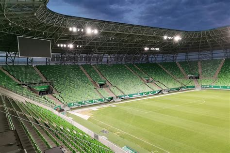 A Groupama Aréna képe mérkőzés előtt, kivilágított stadionnal