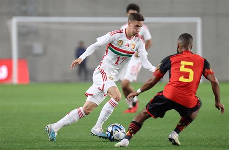 Fiatal labdarúgók a pályán egy U21-es mérkőzésen