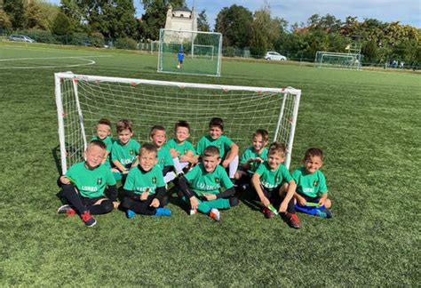 Fiatal futballisták edzésen az Illés Akadémián