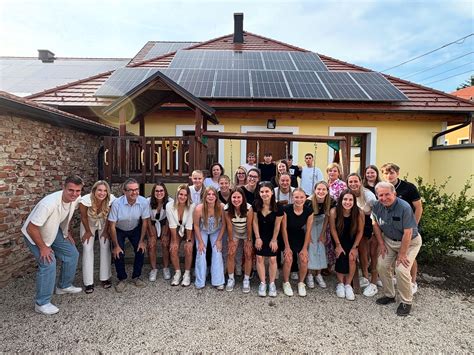 Diákok az Illés Akadémia Gimnáziumának érettségi vizsgáján
