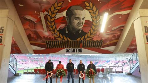 Szurkolók a B-szektorban Komáromi Gábor emlékére
