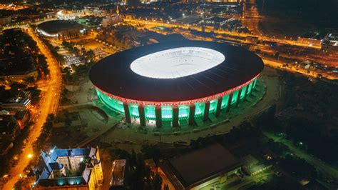 A régi Népstadion tornya és az új Puskás Aréna egy régi fotón