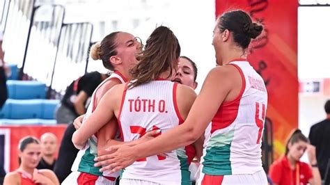 A spanyol és szerb női kosárlabda-válogatott játékosai a párizsi olimpián