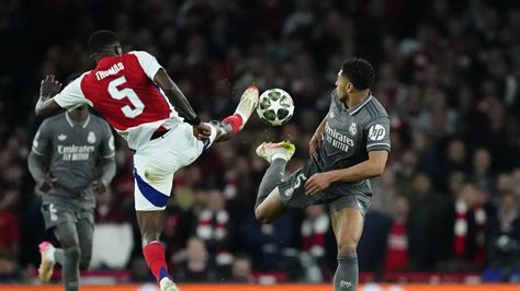Az Arsenal szurkolói ünnepelnek egy mérkőzésen