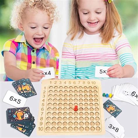 Gyermekek játszanak interaktív matematikai játékokkal