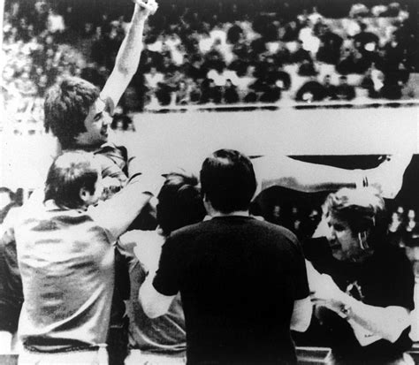 A magyar asztalitenisz aranycsapat tagjai Klampár Tibort emelik magasba 1979-ben