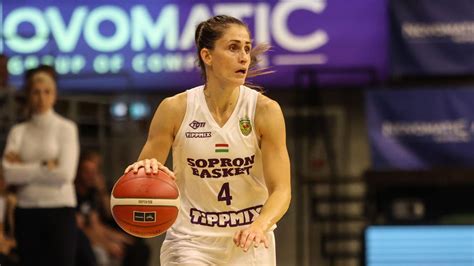 Fegyverneky Zsófia a Sopron Basket mezében