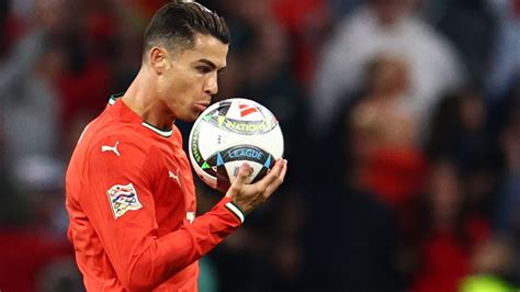 Ronaldo büntetőt lő egy labdarúgó mérkőzésen