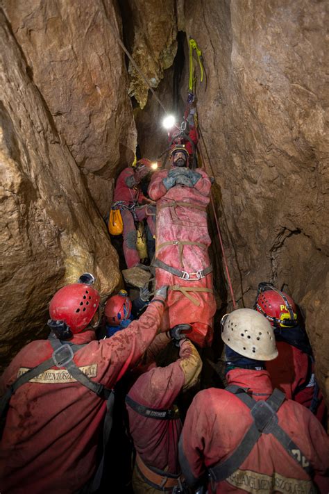 Mentőcsapatok dolgoznak a barlang bejáratánál