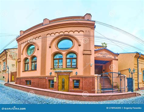 A Bukovyna Chernivtsi csapat címere és stadionja