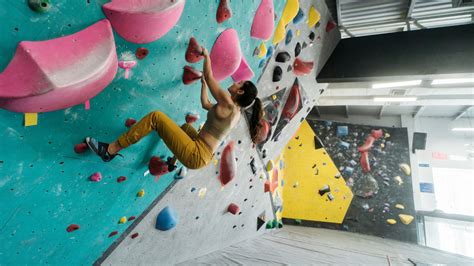 Egy edző és fiatal sportolók közötti interaktív edzés pillanata, ahol az edző motiválja a csapatot