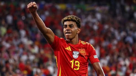 Spanyol és orosz játékosok küzdenek a labdáért