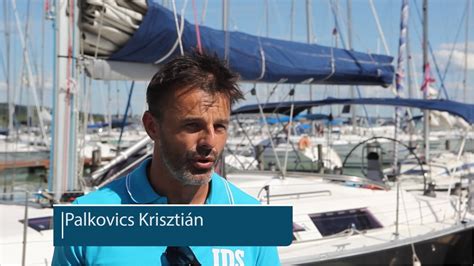 Palkovics Krisztián a kormánykeréknél vitorlázás közben a Balatonon