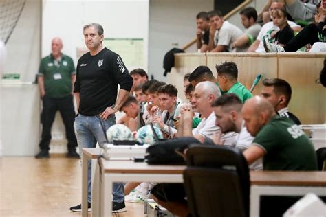 Egyetemi futsal játékosok a pályán