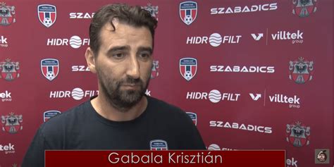 Gabala Krisztián vezetőedző taktikai megbeszélésen