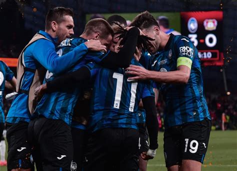 Az Atalanta játékosai az Európa Liga trófeával