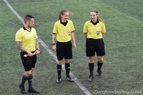 Labdarúgó játékvezető és asszisztensei a pályán