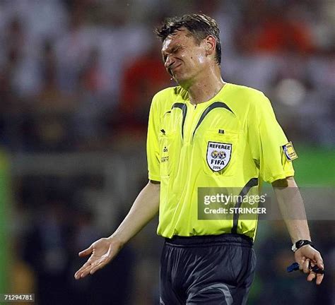 Valentin Ivanov 2006-ban sárga lapot ad a Portugália-Hollandia meccsen