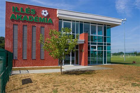 Az Illés Akadémia épülete és az oktatási környezet