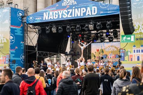 Az észak-ír bajnokság trófeája és győztes csapat ünneplése