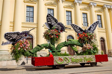 Debreceni Virágkarnevál virágkocsi a belvárosban