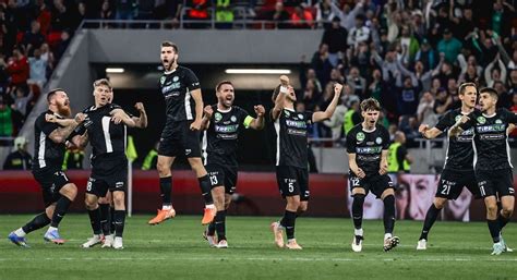 Az AZ Alkmaar játékosai ünnepelnek egy Konferencia Liga mérkőzésen