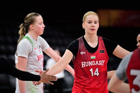A magyar válogatott játékosa, Juhász Dorka akcióban