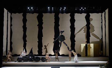A Le Grand Macabre opera előadásának díszlete
