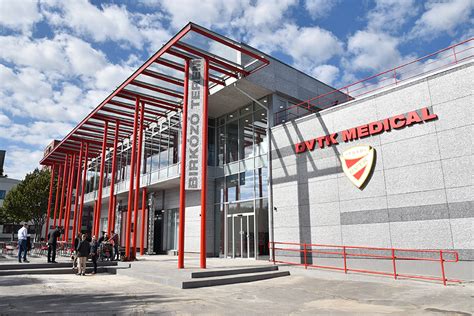 A DVTK Medical Center épületének külső látképe
