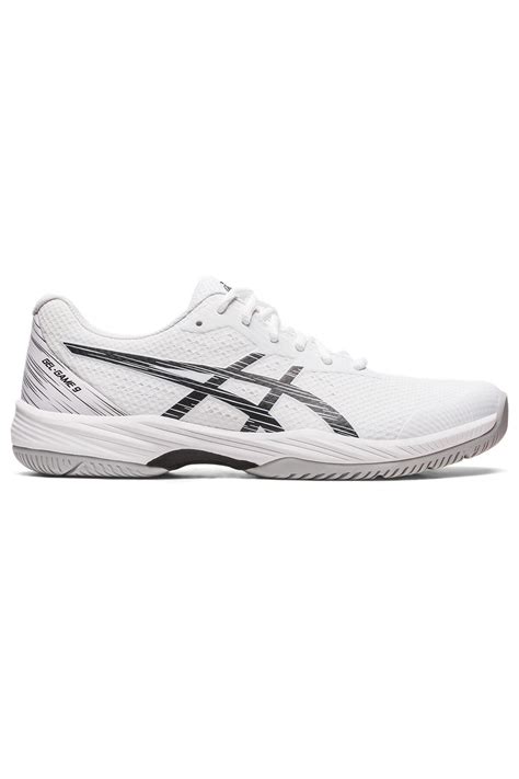 fehér Adidas teniszcipő a pályán