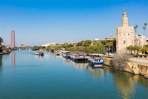 Sevilla panoráma a Guadalquivir folyóval és a várossal