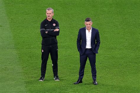 Chris Hadfield és John Herdman a kanadai válogatott előtt
