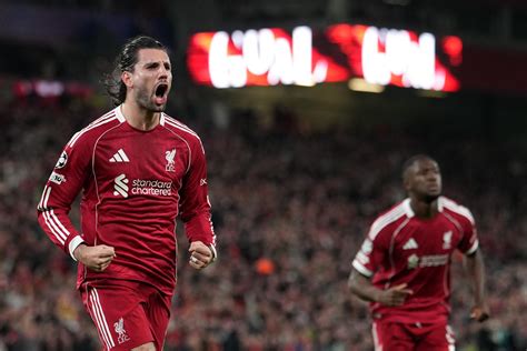 Liverpool és Bayern München játékosok akcióban a Bajnokok Ligája mérkőzésen