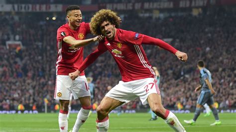 Marouane Fellaini fejel gólt a Manchester United számára a Celta Vigo elleni mérkőzésen