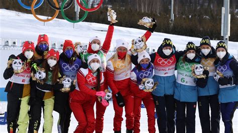 Svéd és német női jégkorongozók akcióban a Milánó-Cortina téli olimpián