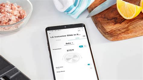 Mobiltelefon kijelzője, amelyen futball livescore látható