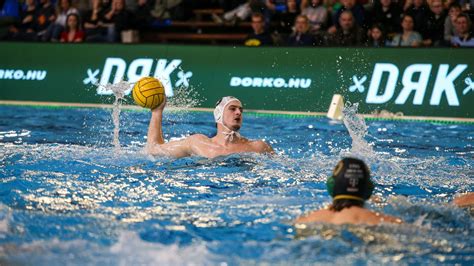 Szolnoki Dózsa és Ferencváros pólósai a medencében