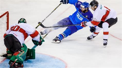 Jégkorong bedobás (face-off) pillanata a jégen