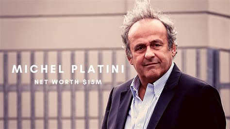 Michel Platini átveszi az Európa-bajnoki trófeát