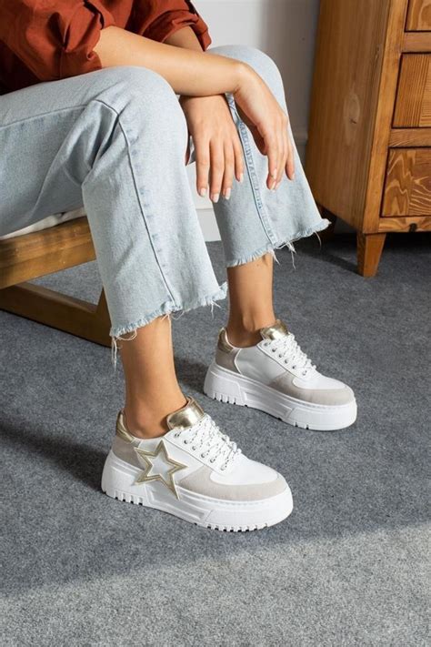 magas talpú cipők széles szárú farmerrel